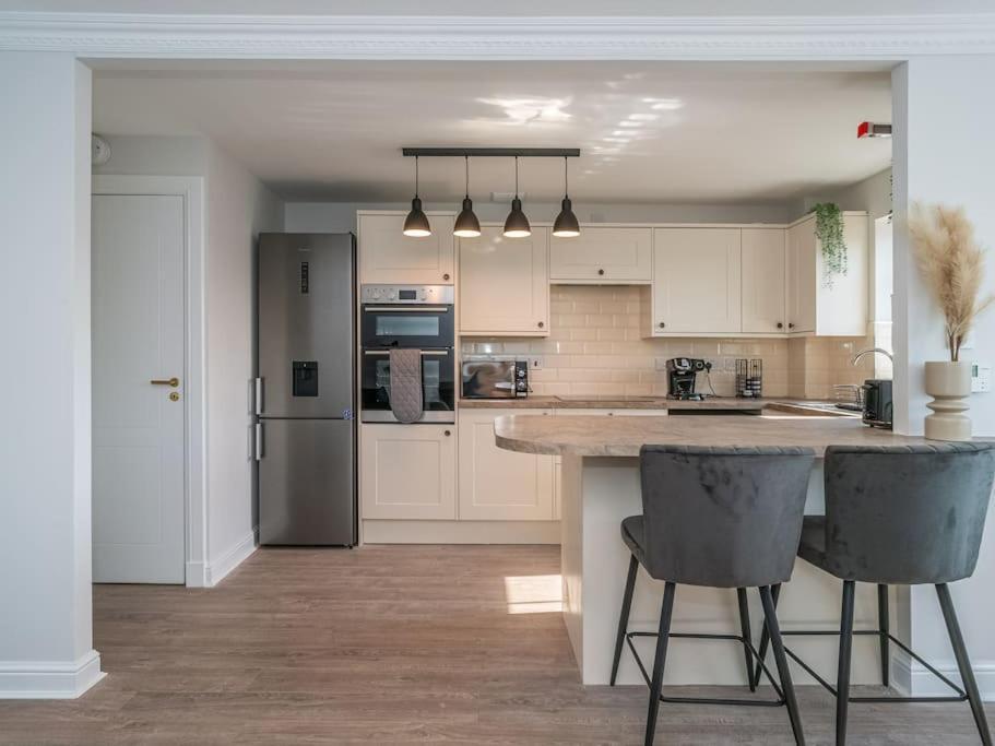 Luxury 2Bed 2Bath Flat In City Centre- Free Parking! Apartment Edinburgh Exterior photo